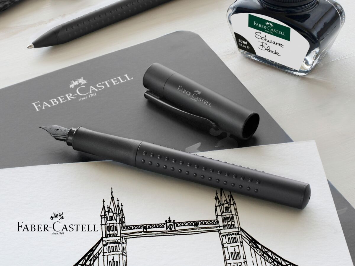 In verschiedenen Farben erhältlich für 25,00 € bei Papier & Feder im UG. Faber Castell Füllhalter Grip Edition